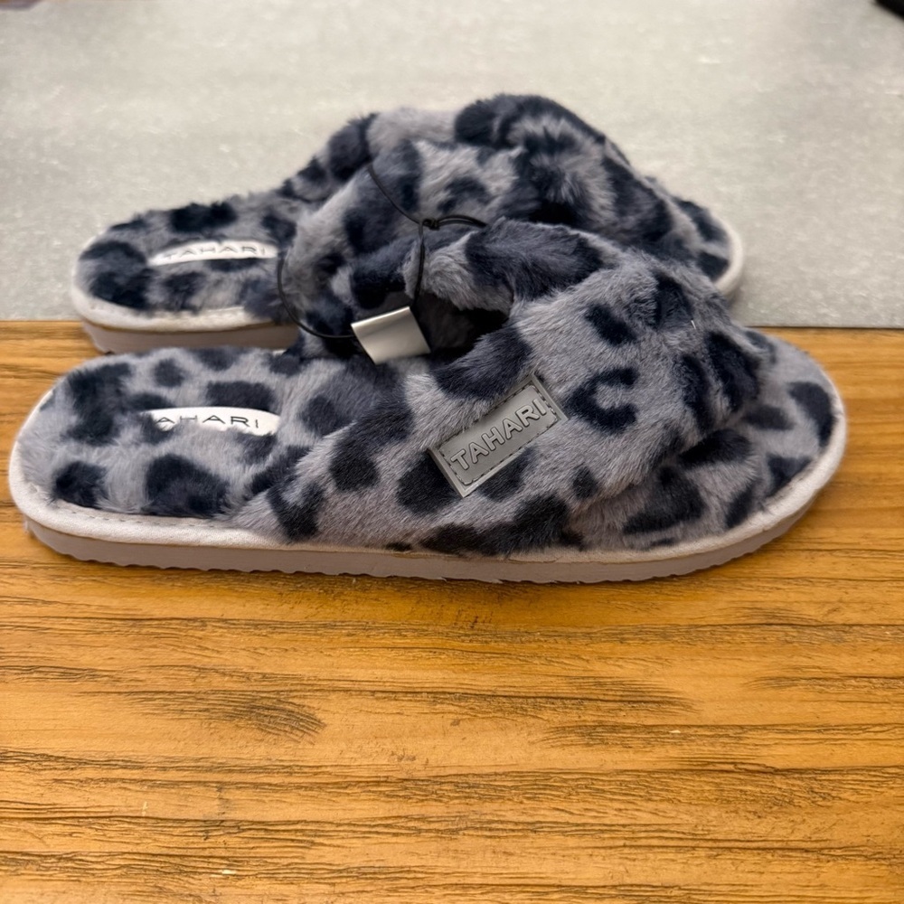 NWT Tahari Lexi Grey Leopard Faux Fur Crossband Slippers Grey Sizes 8, 9 - Picture 3 of 10